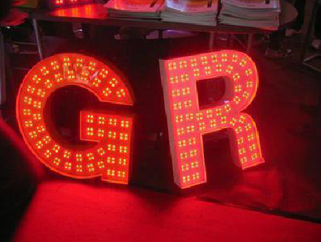 景东LED发光字常见的安装误区。